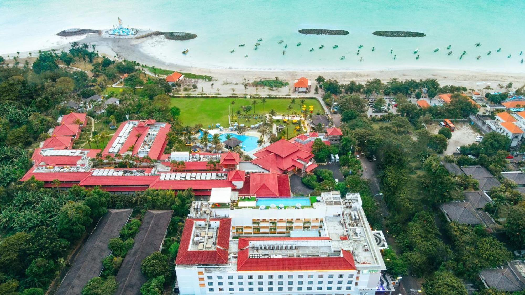 Holiday Inn Resort Baruna Bali By Ihg Kuta Lombok Exteriér fotografie Aerial view of the hotel