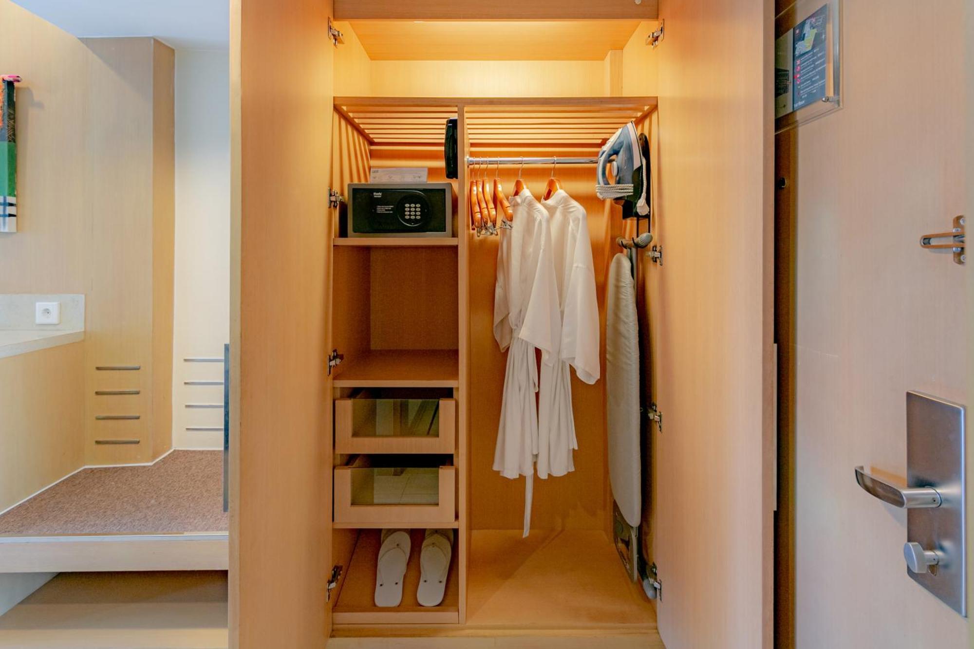 Holiday Inn Resort Baruna Bali By Ihg Kuta Lombok Exteriér fotografie A wardrobe