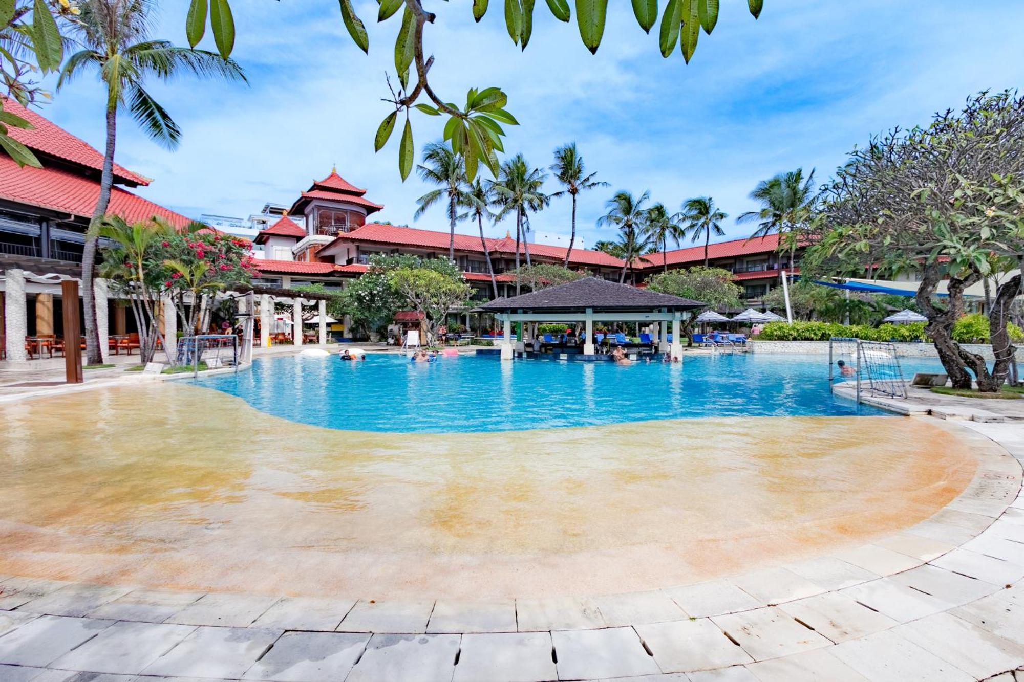Holiday Inn Resort Baruna Bali By Ihg Kuta Lombok Exteriér fotografie The pool at the Royal Paradise Hotel & Spa